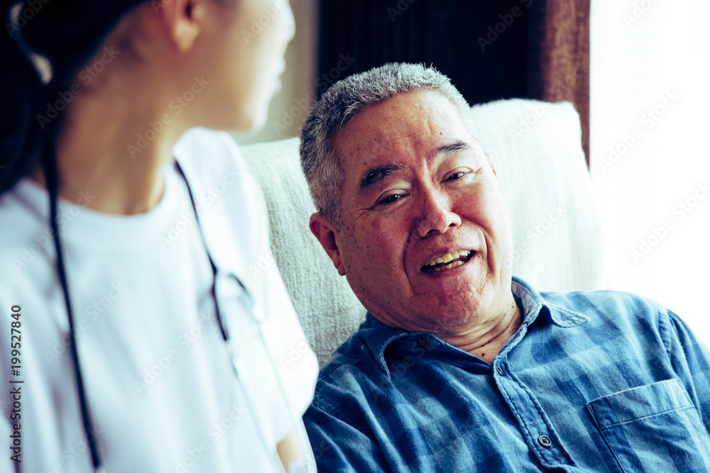 シニア男性と介護イメージ シニア男性と介護イメージ