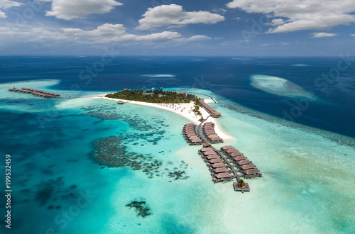 Panorama einer Insel auf den Malediven im Süd Ari Atoll mit blauem Himmel und türkisem Meer photo