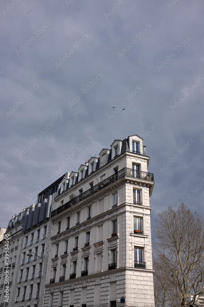 Fototapeta premium Immeuble blanc mince comme un bateau