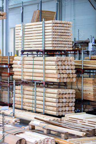 Słupki i kształtki drewniane przygotowane do wysyłki w zakładzie produkcyjnym