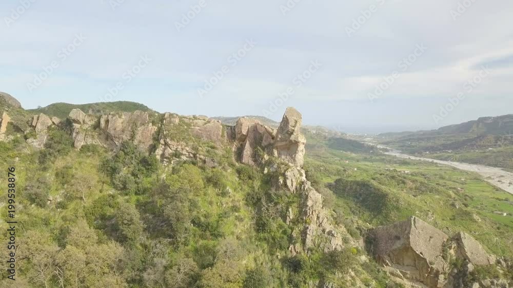 Aerea di massi di roccia su una collina in campagna nella natura Aerea di massi di roccia su una collina in campagna nella natura