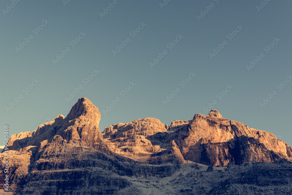 Obraz premium Sun illuminated mountain peaks.