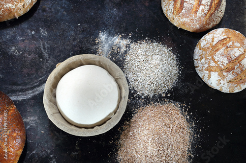 Wyrastanie chleba. Piekarnia  Kompozycja naturalnych, ekologicznych wypieków piekarniczych.