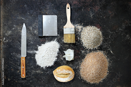 Mąka. Kompozycja mąki żytniej, graham, razowej oraz przyborów piekarniczych.