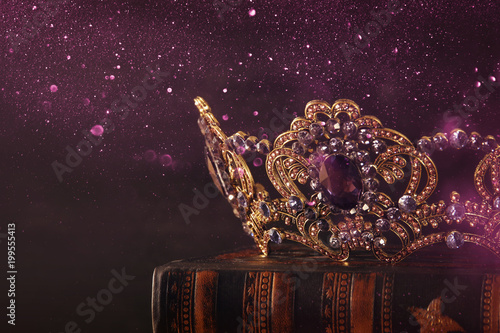niski klucz obraz pięknej królowej / królewskiej korony nad drewnianym stołem. Vintage filtrowane. średniowieczny okres fantasy.