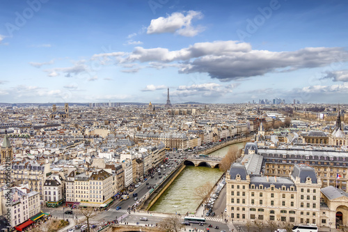 Aerial view of Paris cityscape © Alfredo