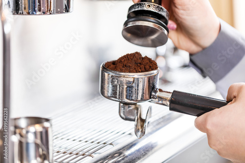 Barista bei der Kaffe Zubereitung