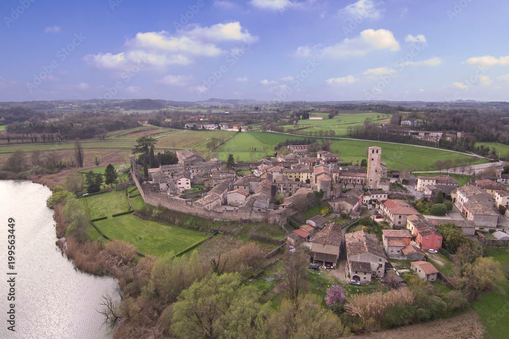 Il Borgo di Castellaro Lagusello provincia di Mantova