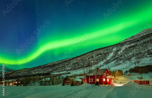Valokuva Green northern lights over rural county of northern Norway