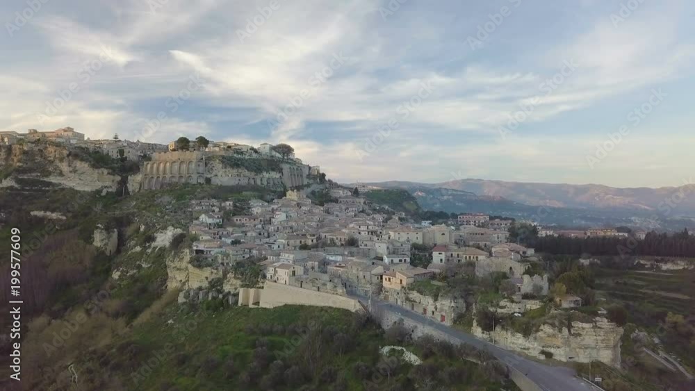 Piccolo borgo medievale di nome Gerace vista aerea in Calabria Piccolo borgo medievale di nome Gerace vista aerea in Calabria
