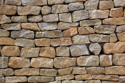 Natursteinmauer aus Sandsteinen im Verbund