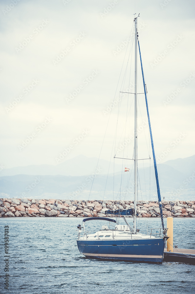 Petit bateau amarré Petit bateau amarré