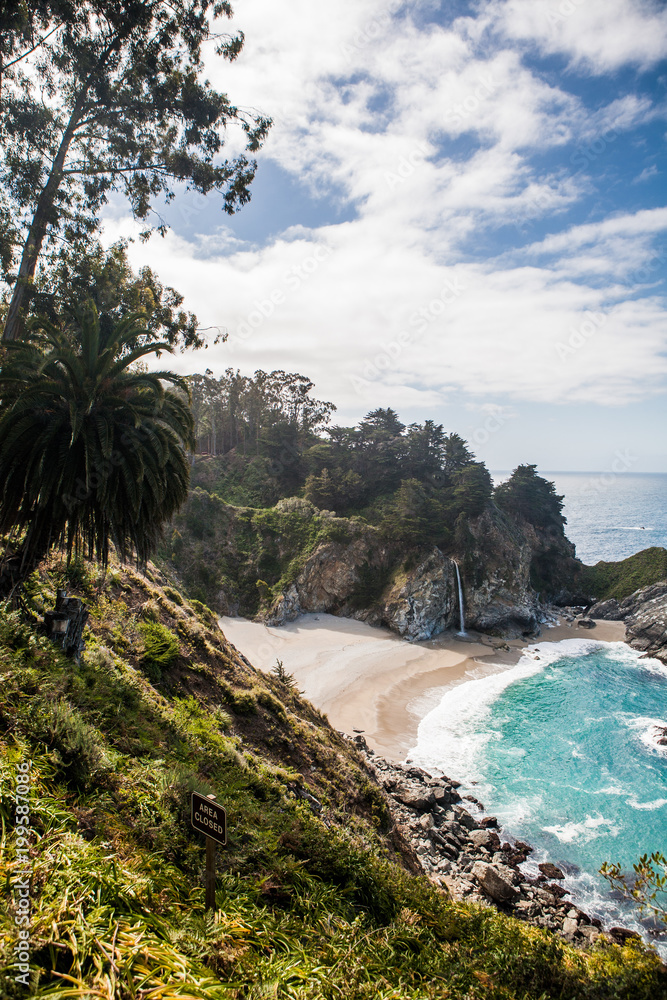 Fototapeta premium McWay Falls Waterfall in Big Sur State Park, California