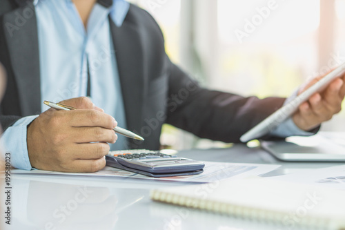Bilde på lerret entrepreneur calculate financial cost