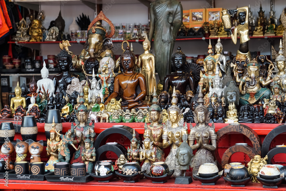 Fototapeta premium Khao Lak Markt Buddhas - in Bang Niang