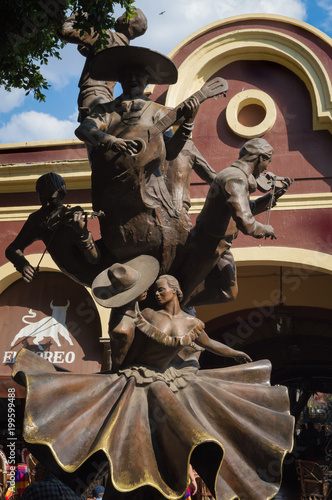estatua jarabe tapatio mariachi guadalajara bronce  photo