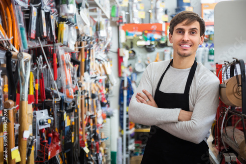 Foto Male seller posing at tooling section