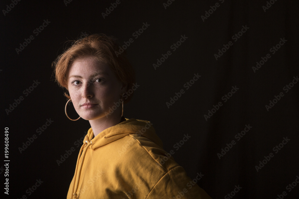 Retratos de una mujer joven actual, en estudio