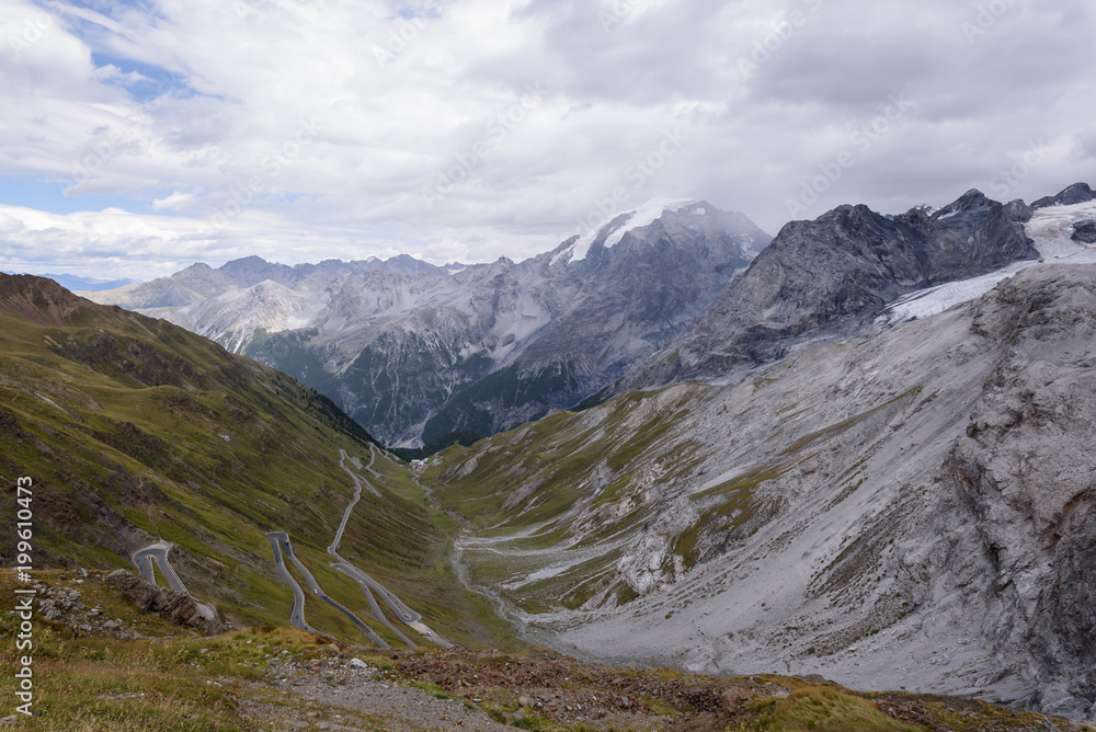 Bonitos puertos de montaña en las dolomitas de Italia