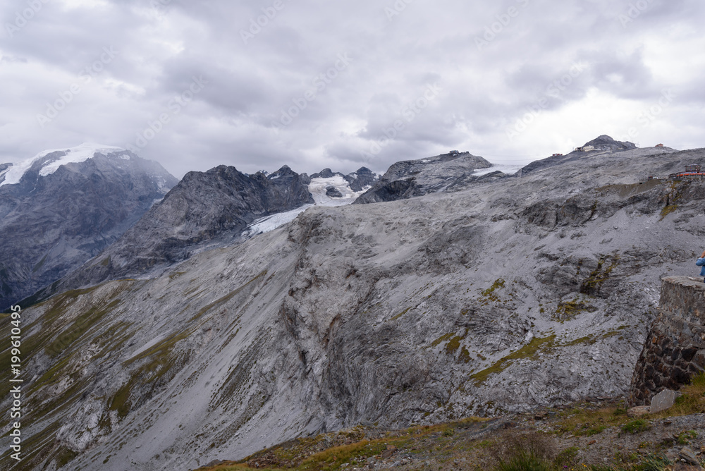 Bonitos puertos de montaña en las dolomitas de Italia