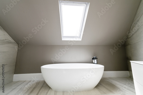 White freestanding bath