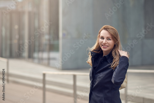 Attraktive Geschäftsfrau lächelt in die Kamera