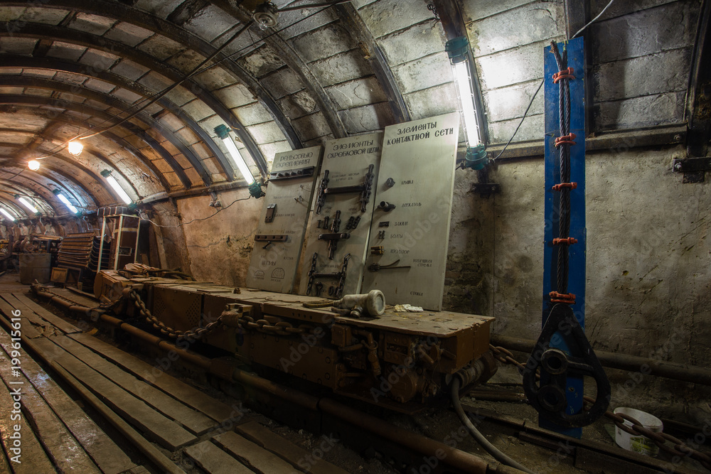 Obraz premium Underground coal ore mine shaft tunnel gallery