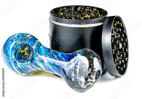 Foto Close up of medical marijuana bud with a glass pipe and grinder