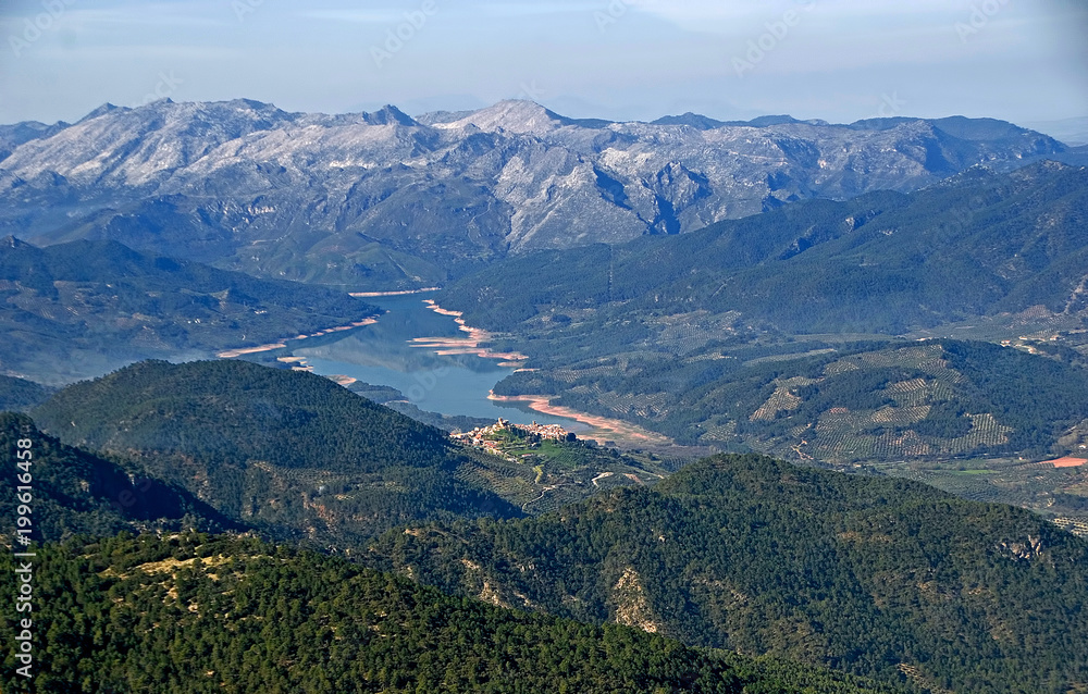 Sierra de Segura vista desde la cima del Yelmo, en las sierras de Cazorla, Segura y Las Villas. Sierra de Segura vista desde la cima del Yelmo, en las sierras de Cazorla, Segura y Las Villas.