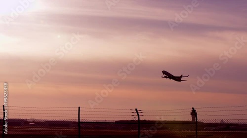 Flugzeug startet im Sonnenuntergang