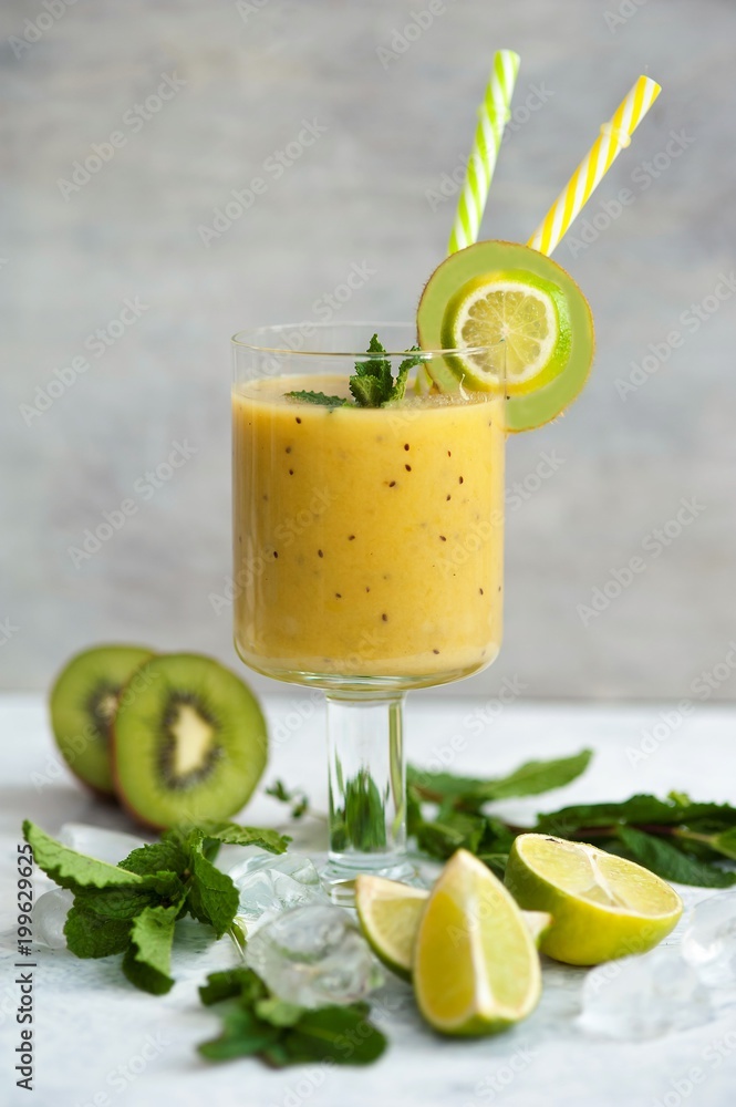 Fototapeta premium Healthy yellow kiwi smoothie in a glass 