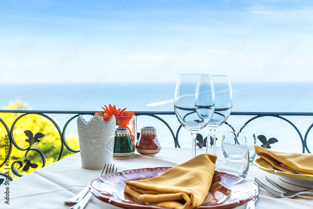Obraz premium Stół w restauracji z widokiem na morze na wybrzeżu Amalfi we Włoszech.