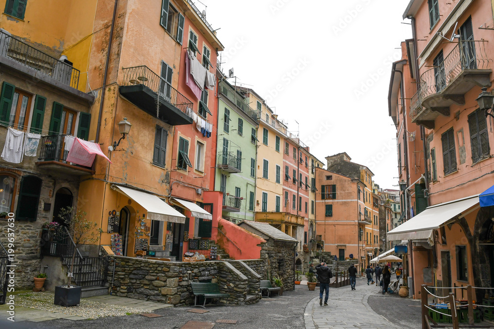 チンクエテッレ～険しいリグーリア海岸の5つの村（イタリア・リグーリア州）　ヴェルナッツァのメインストリート・ローマ通り