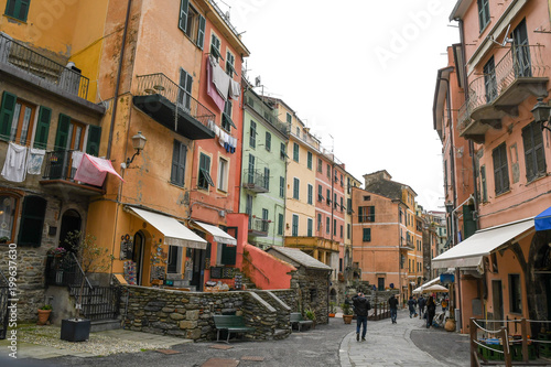 チンクエテッレ～険しいリグーリア海岸の5つの村（イタリア・リグーリア州） ヴェルナッツァのメインストリート・ローマ通り