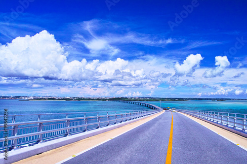 真夏の宮古島、伊良部大橋から見る宮古島方面の眺望