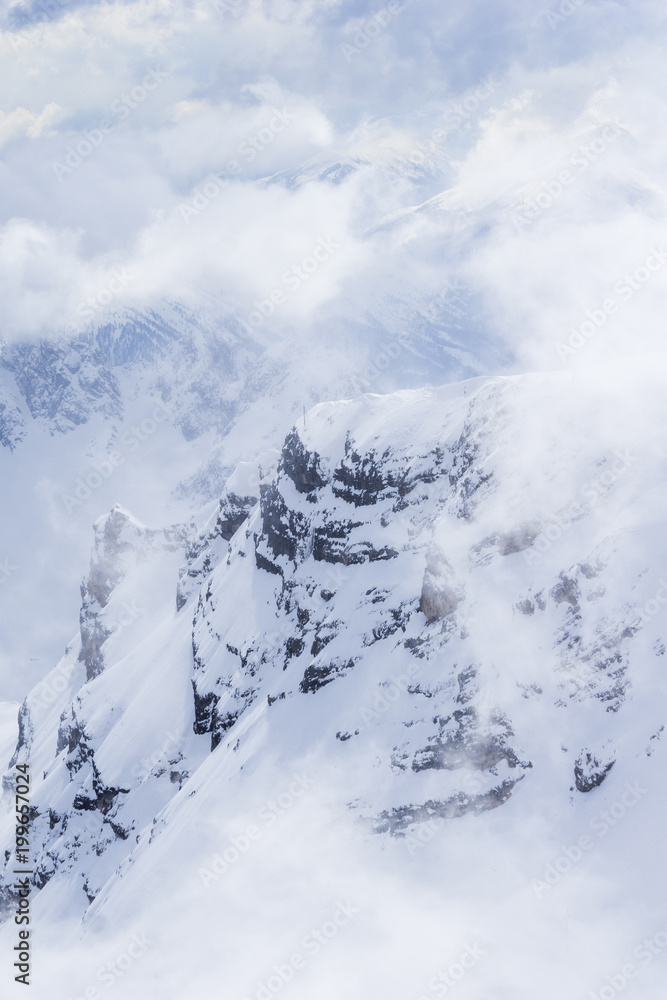 Blick auf die schneebedeckten Berge der Alpen Blick auf die schneebedeckten Berge der Alpen