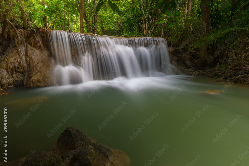 Obraz premium Beautiful Huay Mae Kamin Waterfall in Khuean Srinagarindra National Park, Kanchanaburi Province. Thailand