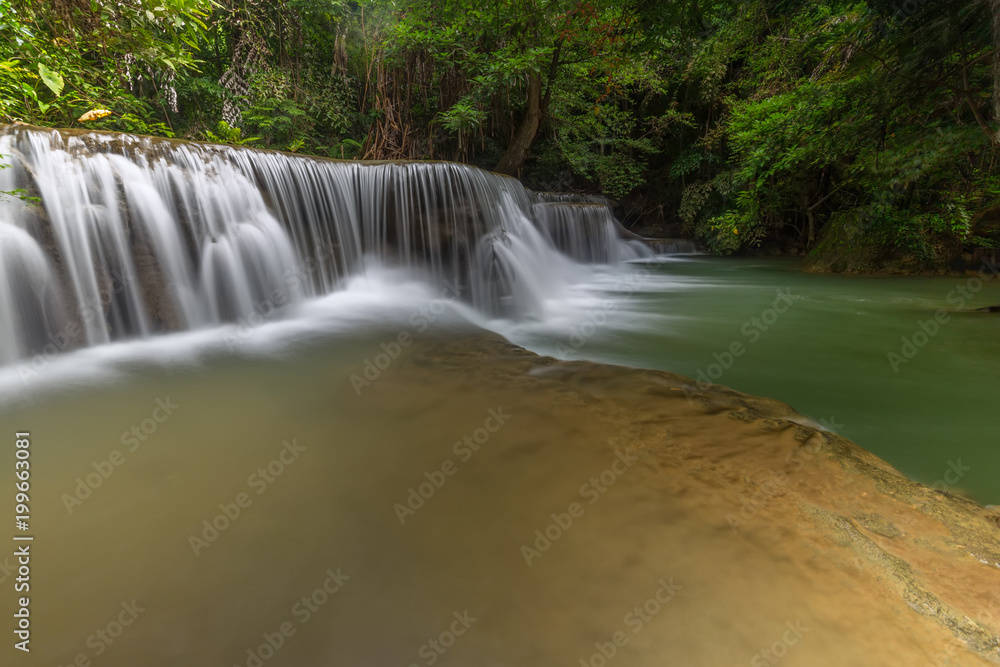 Obraz premium Beautiful Huay Mae Kamin Waterfall in Khuean Srinagarindra National Park, Kanchanaburi Province. Thailand