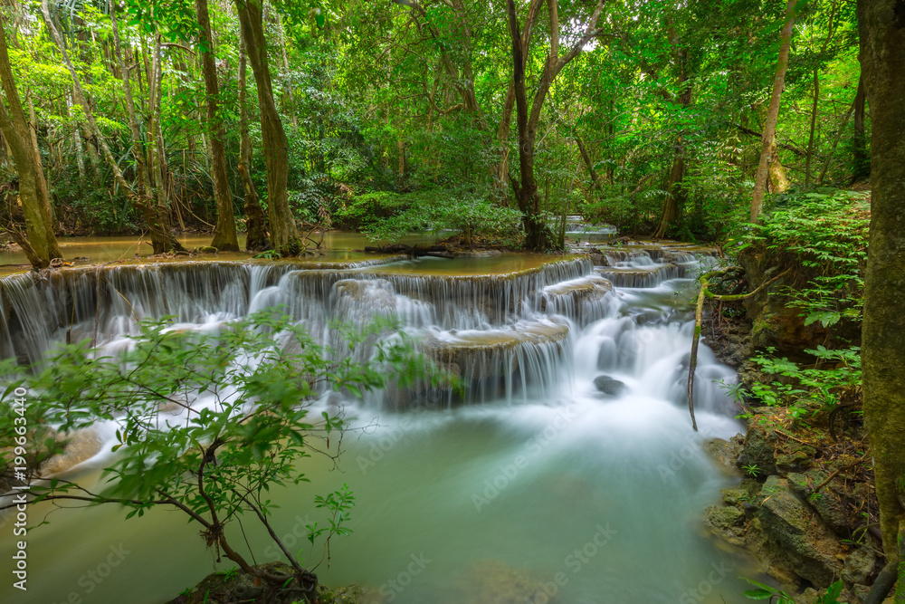 Naklejka premium Beautiful Huay Mae Kamin Waterfall in Khuean Srinagarindra National Park, Kanchanaburi Province. Thailand