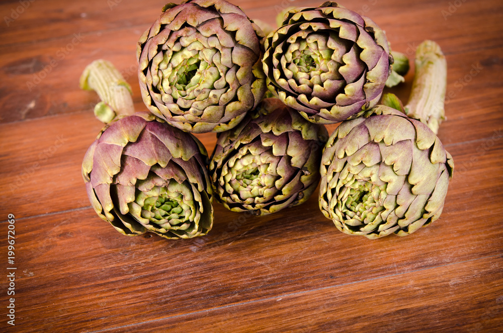 Obraz premium Italian artichokes on wooden plane
