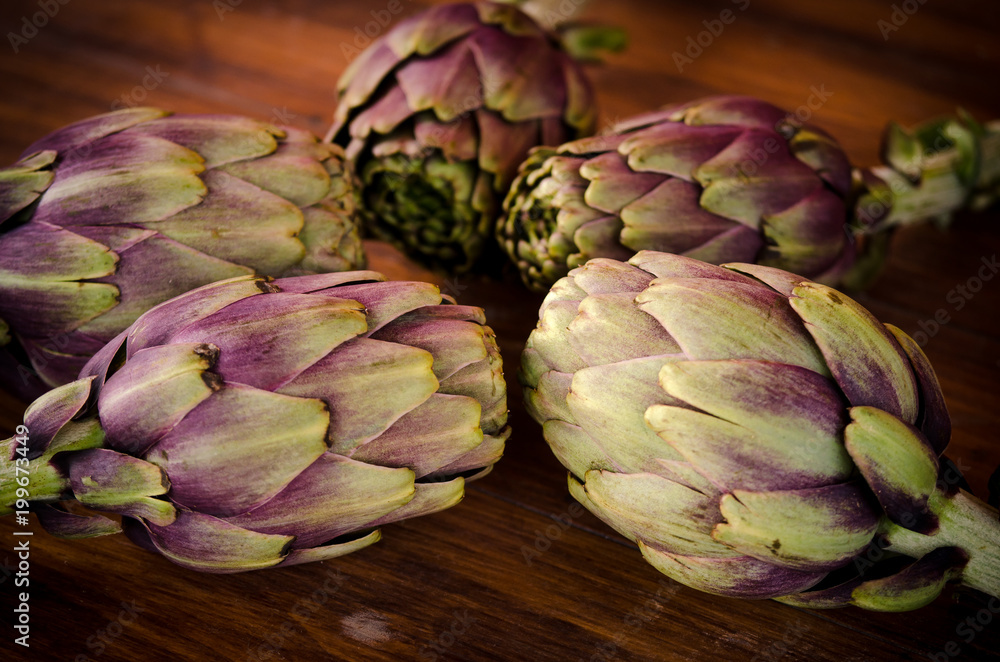 Obraz premium Italian artichokes on wooden plane