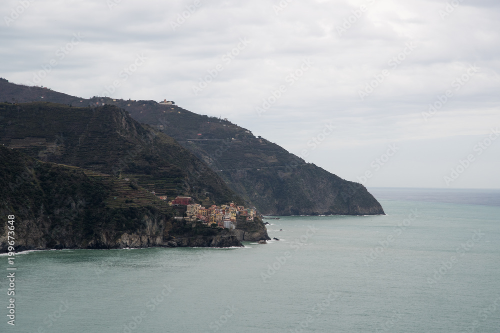 チンクエテッレ～険しいリグーリア海岸の5つの村（イタリア・リグーリア州）　コルニリアからマナローラを遠望