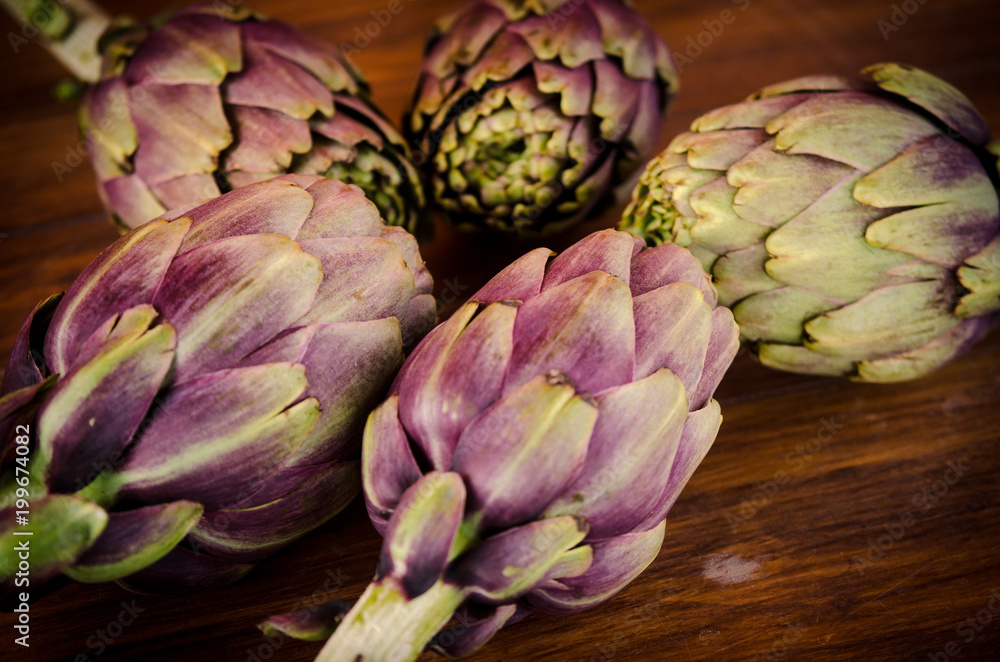 Obraz premium Italian artichokes on wooden plane