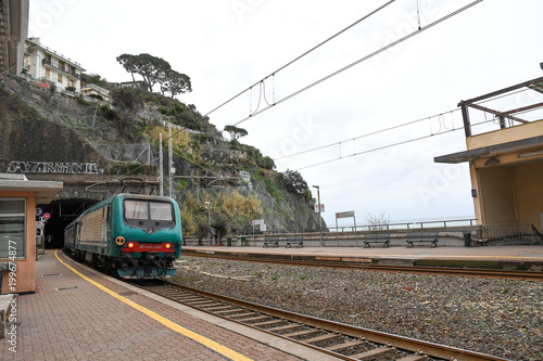 チンクエテッレ～険しいリグーリア海岸の5つの村（イタリア・リグーリア州） リオマッジョーレ駅と列車