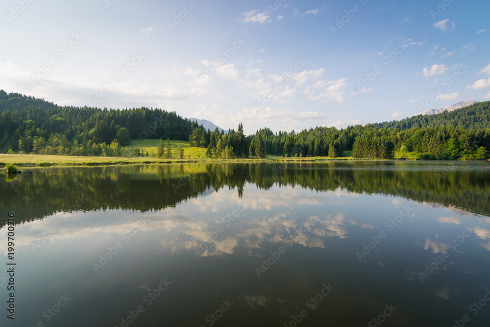 Berge spiegeln sich auf dem See im Karwendel an einem Tag im Sommer