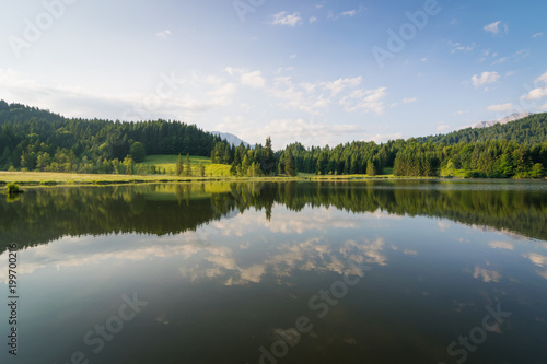 Berge spiegeln sich auf dem See im Karwendel an einem Tag im Sommer