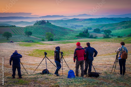 Obraz na płótnie Photographers are waiting for the best moment to take pictures, Podere Belvedere, Orcia Valley, Siena district, Tuscany, Italy, Europe