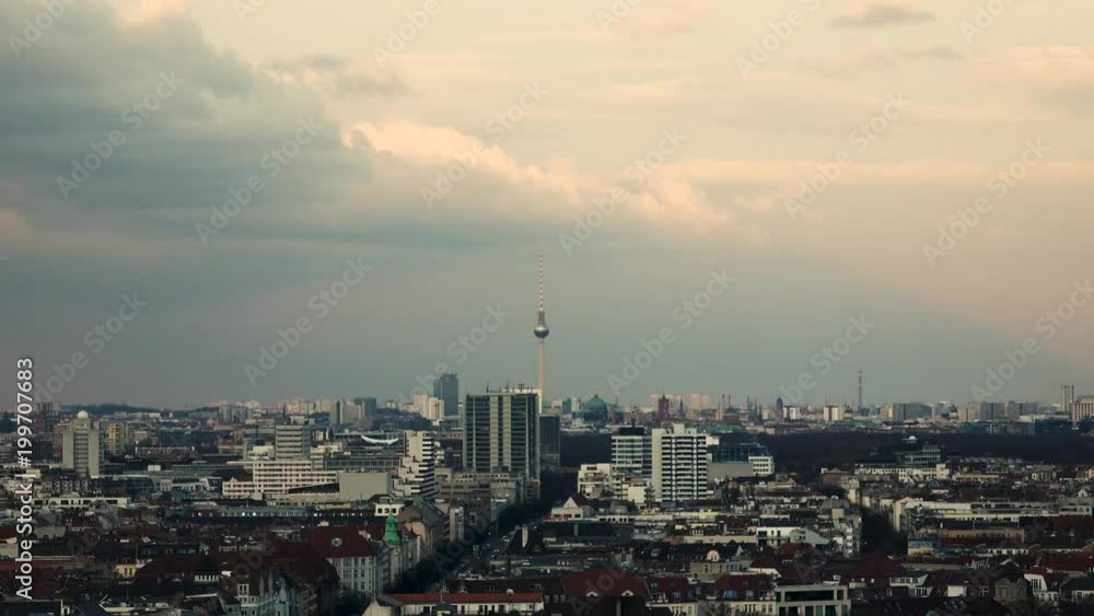 Berlin am Abend mit Blick über die Weite der Stadt und Gewitterwolken Berlin am Abend mit Blick über die Weite der Stadt und Gewitterwolken