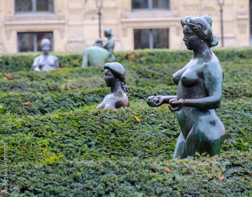 Obraz na plátne Paris -  Bronze sculpture  by Aristide Maillol in Tuileries garden