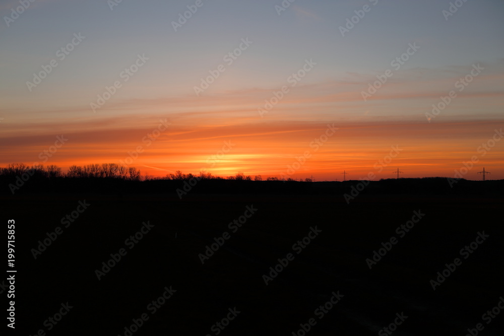 Sonnenaufgang oder Sonnenuntergang mit orangenen Himmel